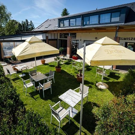 Hotel Pipacs Panir & Grill Garden Vendeghaz à Győrújbarát Extérieur photo