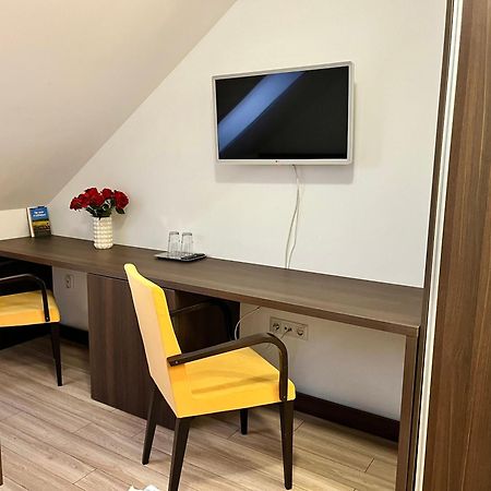 Hotel Pipacs Panir & Grill Garden Vendeghaz à Győrújbarát Extérieur photo