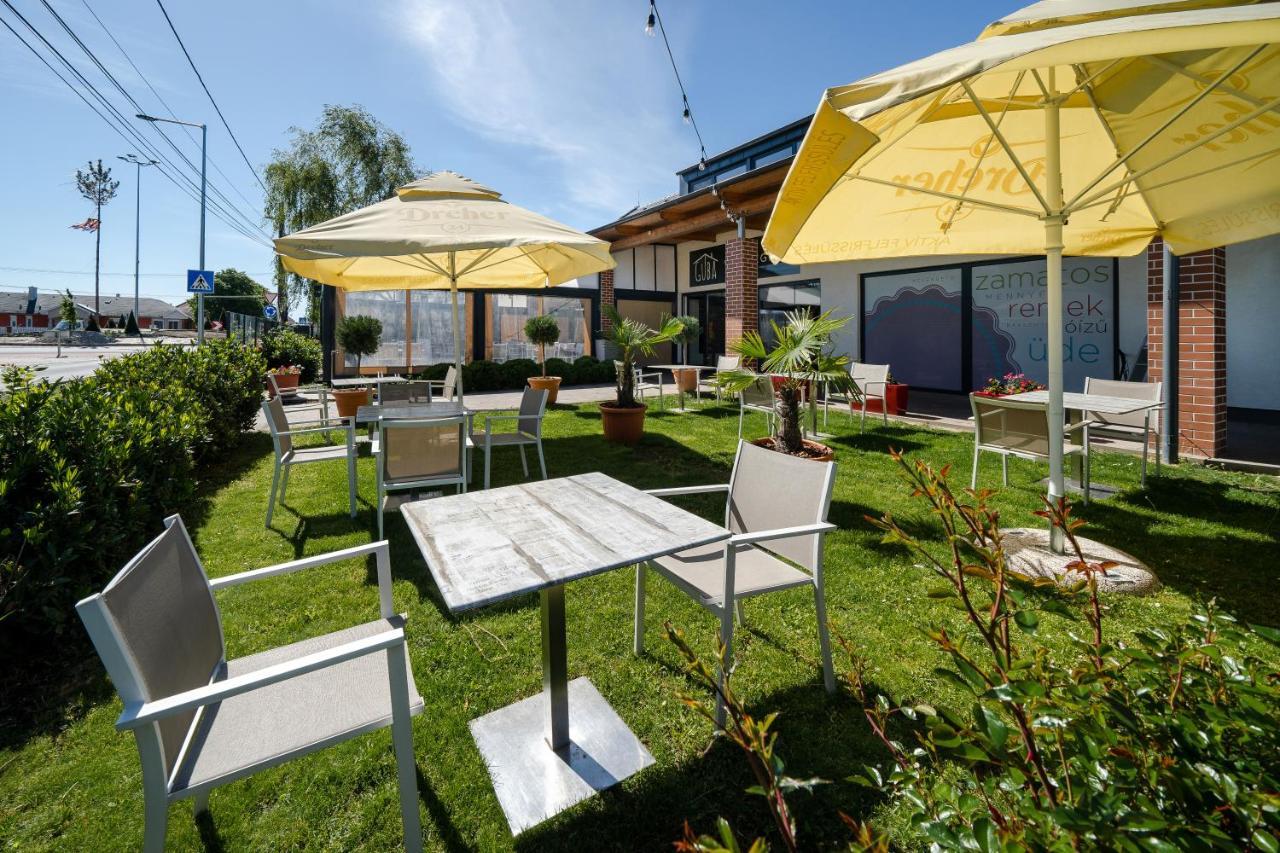 Hotel Pipacs Panir & Grill Garden Vendeghaz à Győrújbarát Extérieur photo